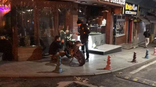 Silahlı çatışmada yoldan geçen otomobile mermi isabet etti