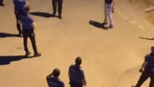 Silahlı şahıs polise direndi, teslim oldu