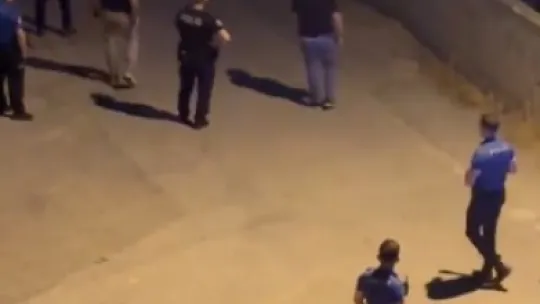 Silahlı şahıs polise direndi, teslim oldu