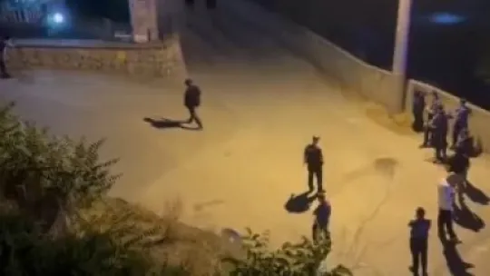 Silahlı şahıs polise direndi, teslim oldu