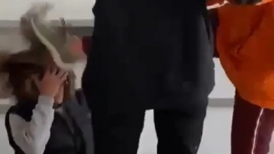 Sınıfta şiddet: Genç kız böyle darp edildi