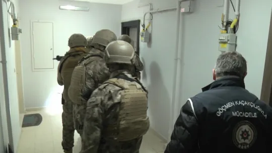 Sınır illerinden Kocaeli'ye uzanan göçmen kaçakçılığı hattı çökertildi: 16 gözaltı