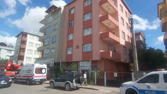 Sinir krizi geçirdi, kelepçelenerek ambulansa taşındı