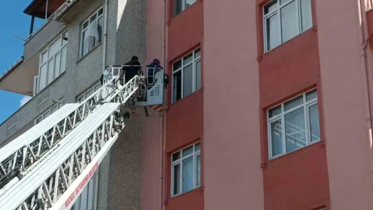 Sinir krizi geçirdi, kelepçelenerek ambulansa taşındı