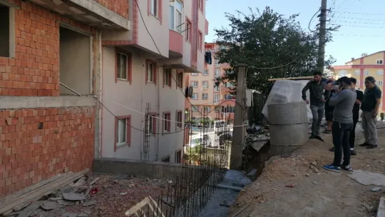 Sıva yapan işçi 3 metre yükseklikten düştü
