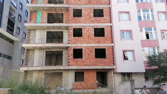 Sıva yapan işçi 3 metre yükseklikten düştü