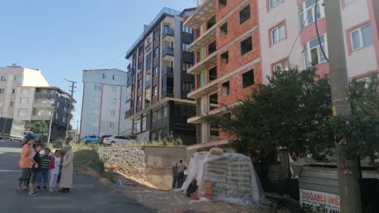 Sıva yapan işçi 3 metre yükseklikten düştü