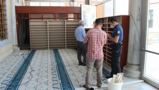 Şizofren hastası adam camiyi darmadağın etti