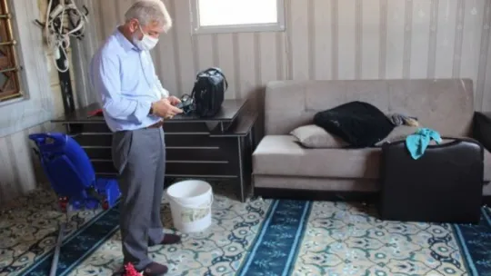 Şizofren hastası adam camiyi darmadağın etti