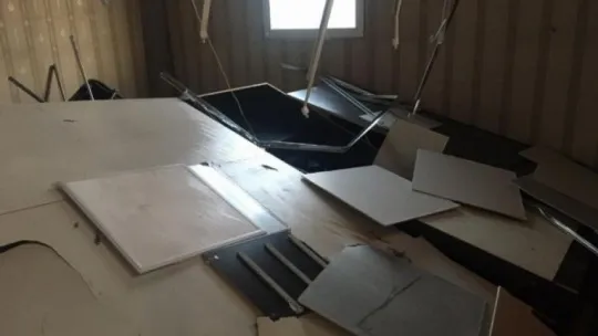 Şizofren hastası adam camiyi darmadağın etti