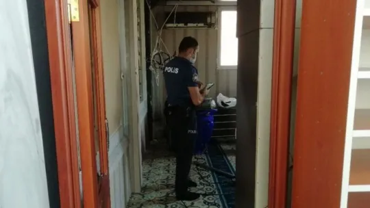 Şizofren hastası adam camiyi darmadağın etti