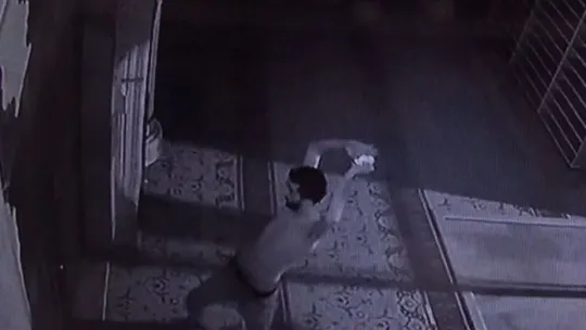 Şizofren hastası adam camiyi darmadağın etti