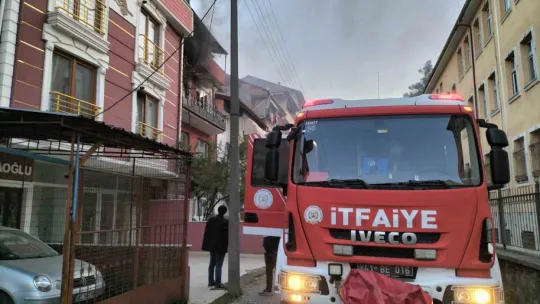 Sobadan çıkan yangında ev alev alev yandı: İtfaiye ekipleri evdeki hayvanları kurtardı