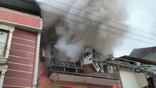 Sobadan çıkan yangında ev alev alev yandı: İtfaiye ekipleri evdeki hayvanları kurtardı