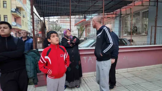 Sobadan çıkan yangında ev alev alev yandı: İtfaiye ekipleri evdeki hayvanları kurtardı