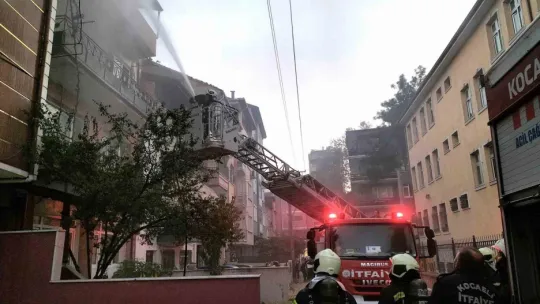 Sobadan çıkan yangında ev alev alev yandı: İtfaiye ekipleri evdeki hayvanları kurtardı