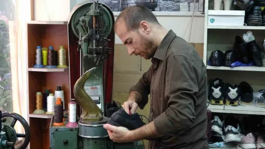 Soğuk hava ayakkabı tamircilerinde mesaiyi ikiye katladı