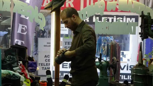 Soğuk hava ayakkabı tamircilerinde mesaiyi ikiye katladı