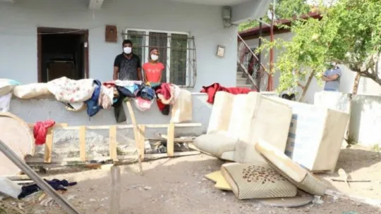 Sokağa atılan aileye Büyükşehir sahip çıktı!
