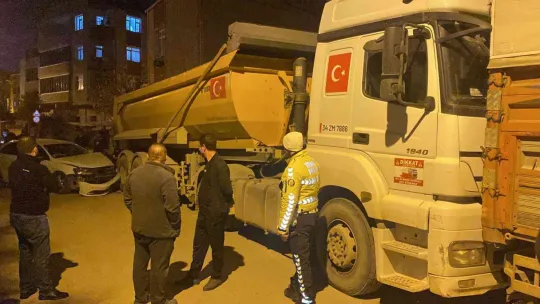 Sokağa süratli girdi, kamyona çarptı