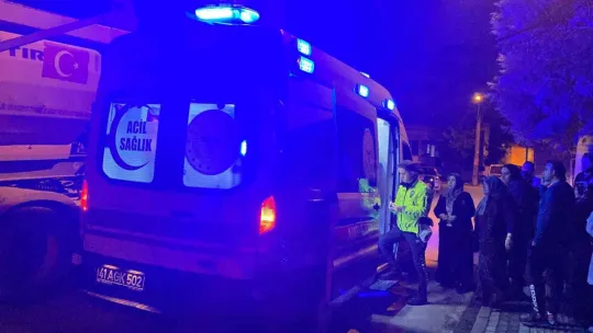 Sokağa süratli girdi, kamyona çarptı