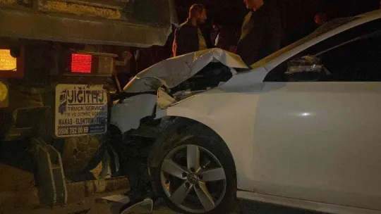 Sokağa süratli girdi, kamyona çarptı