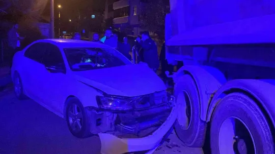 Sokağa süratli girdi, kamyona çarptı
