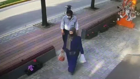 Sokağı boş görünce klinik önündeki çiçekleri böyle çaldı