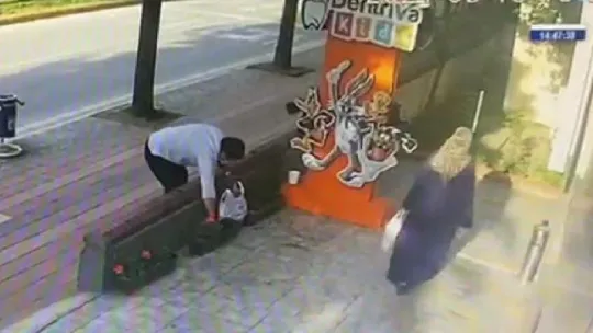 Sokağı boş görünce klinik önündeki çiçekleri böyle çaldı