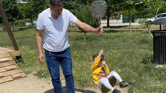 Sokak ortasında 10 köpeğin saldırısına uğradı