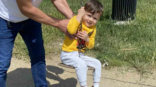 Sokak ortasında 10 köpeğin saldırısına uğradı