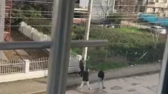 Sokak ortasında havaya ateş etti