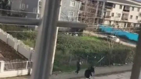 Sokak ortasında havaya ateş etti