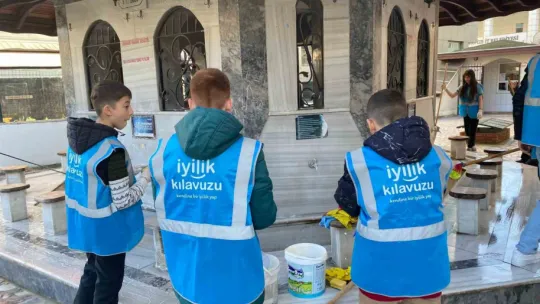 Küsleri barıştırıp, camiler temizliyorlar