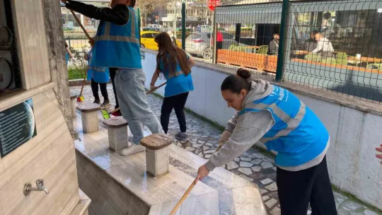 Küsleri barıştırıp, camiler temizliyorlar