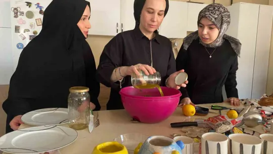 Küsleri barıştırıp, camiler temizliyorlar