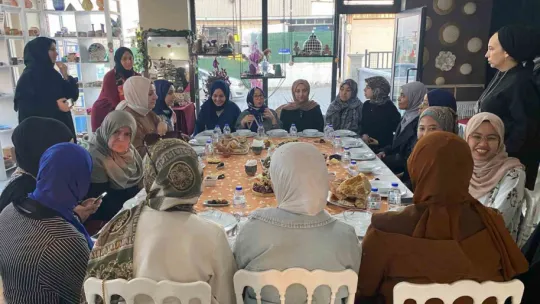 Küsleri barıştırıp, camiler temizliyorlar