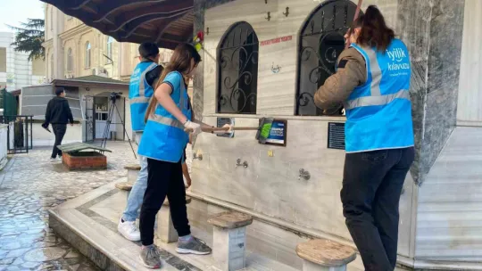 Küsleri barıştırıp, camiler temizliyorlar