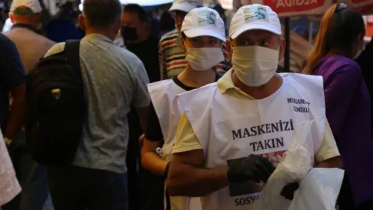 Sokak sokak maske dağıtıyorlar