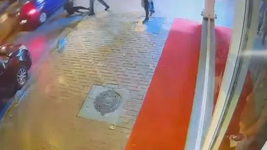Sokakta kabusu yaşadılar: Biri yola itildi, diğeri merdivenden atıldı