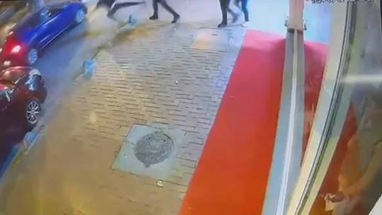 Sokakta kabusu yaşadılar: Biri yola itildi, diğeri merdivenden atıldı