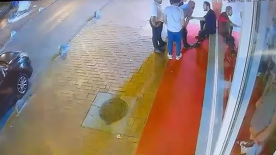 Sokakta kabusu yaşadılar: Biri yola itildi, diğeri merdivenden atıldı