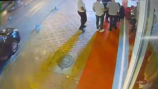 Sokakta kabusu yaşadılar: Biri yola itildi, diğeri merdivenden atıldı