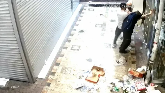 Sokakta kabusu yaşadılar: Biri yola itildi, diğeri merdivenden atıldı
