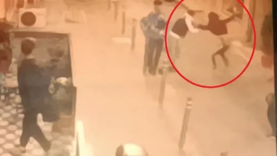 Sokakta karşılaştığı arkadaşı tarafından bıçaklandı
