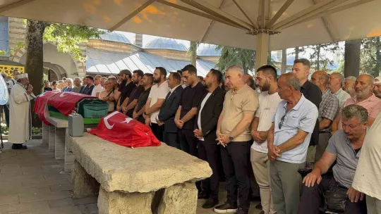 Son yolculuğuna evladıyla yan yana uğurlandı
