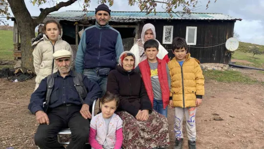 Kendi elleriyle yaptıkları evi yine elleriyle yıkıyor