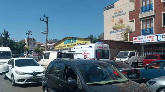 Servis sürücüsü 3 yaşındaki çocuğa çarptı