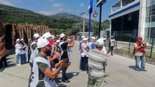 Sakarya'da işten çıkarılan işçilerden eylem yaptı