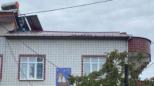 Su giderini temizlemek için çıktığı çatıdan düştü